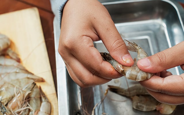 O truque infalível para descascar camarão em poucos minutos de um jeito muito fácil