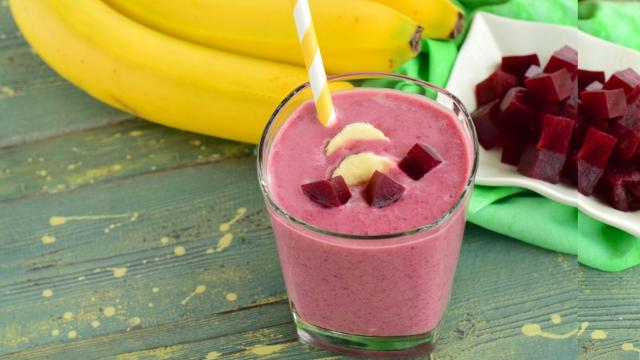 Vitamina de banana com beterraba para ganhar energia: os benefícios e como fazer esse suco cremoso de um jeito delicioso