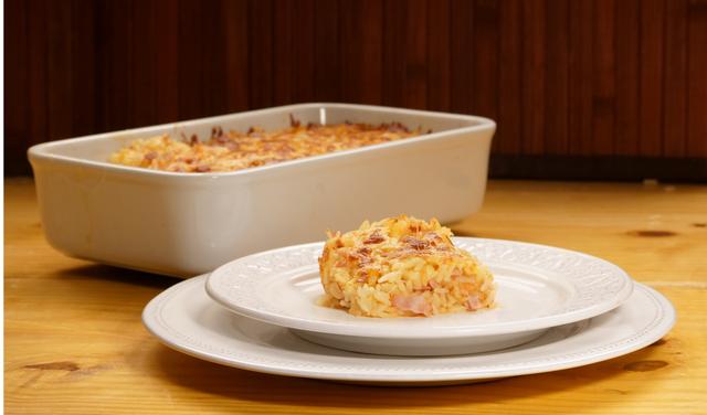 O arroz de forno à parmegiana usa o molho e o queijo derretido da receita original (Créditos: TudoGostoso)