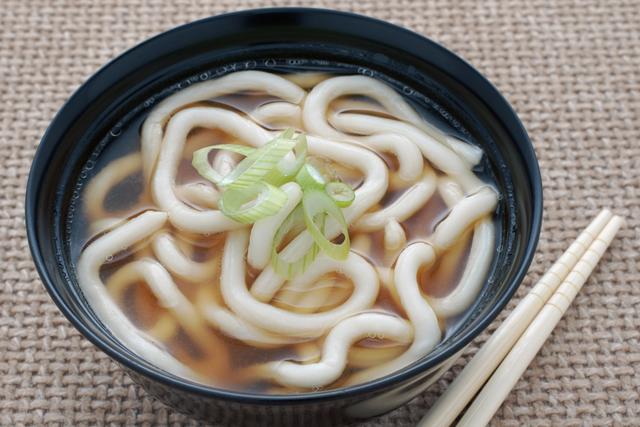 O udon é uma massa japonesa que também está fazendo sucesso no Brasil (Créditos: Shutterstock)