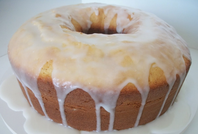 Bolo de limão fofinho com calda açucarada é o quitute perfeito para degustar com o cafezinho da tarde!