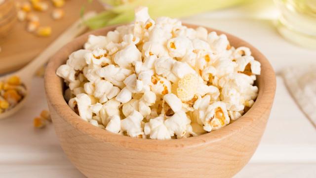 A pipoca de panela é o clássico que faz o arraiá estourar com muito sabor (Créditos: Shutterstock)