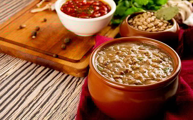 Pare de fazer feijão ralo: truque para engrossar o caldo sem desmanchar os grãos e manter a textura perfeita