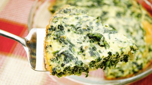 Depois de assada, espere a torta esfriar por alguns minutos antes de cortá-la para servir (Créditos: Shutterstock)