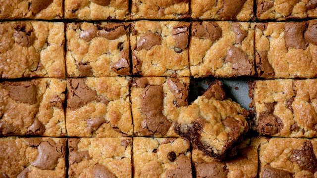 Brownie ou cookie para a sobremesa de hoje? Não precisa escolher, veja a receita que junta os dois doces em um só!