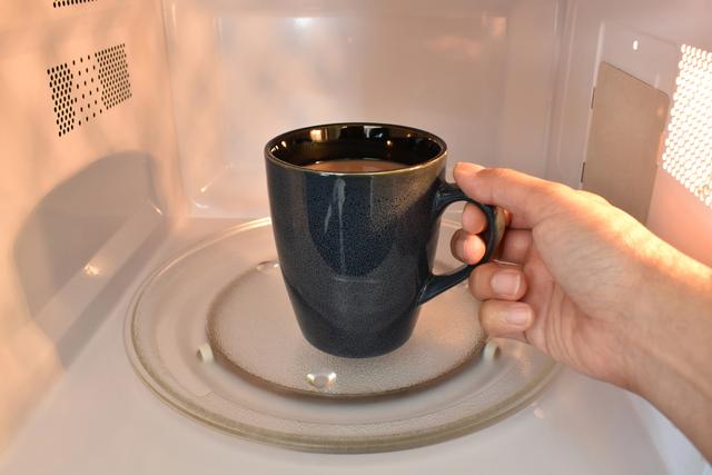 É por isso que o micro-ondas recomenda o uso de uma colher de metal para aquecer líquidos