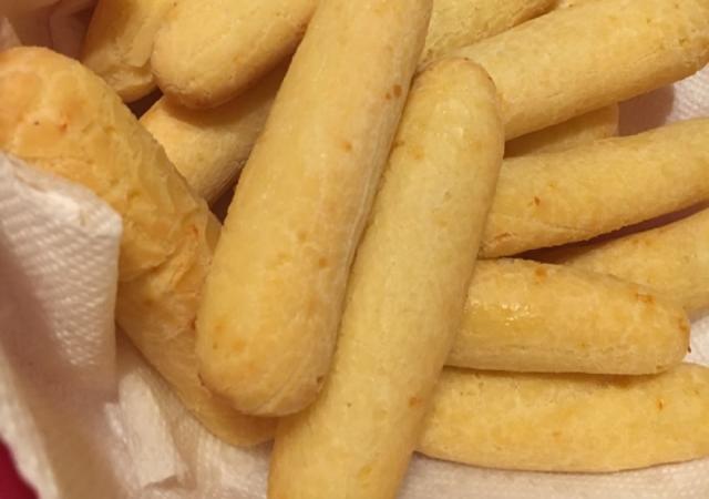 Biscoito de polvilho e fubá assado é crocante e macio na medida certa, parece pão de queijo e é perfeito para a hora do café