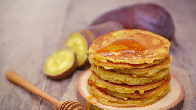 Se sua mãe não te ensinou, eu te ensino: essa panqueca fit de batata-doce é perfeita para incluir no seu pré-treino