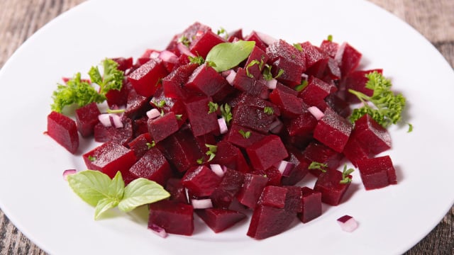 Pare de ferver em água: essa é a maneira correta de cozinhar beterrabas para preservar seus nutrientes
