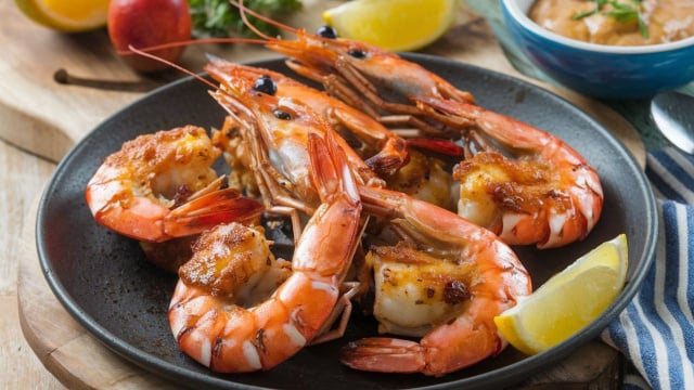 Apenas com 3 ingredientes e 10 minutos você faz um camarão ao bafo maravilhoso! (Créditos: Shutterstock)