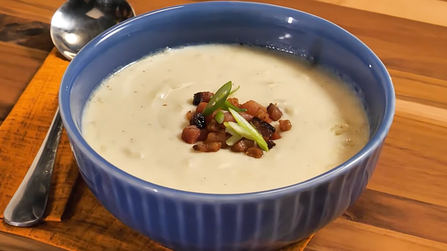 Parece do Outback: o truque do TudoGostoso para a sopa de batata com bacon ficar cremosa e aveludada que nem a do restaurante famoso