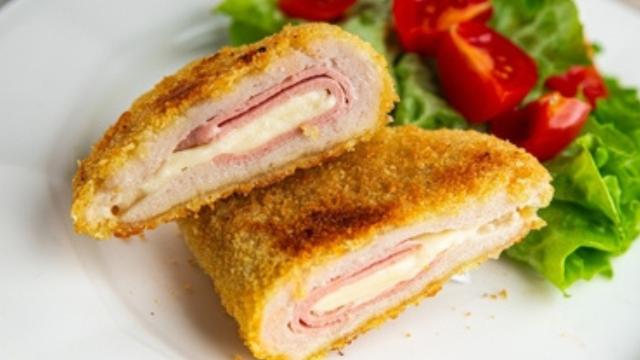 Aqui está a receita de um suculento peito de frango recheado para o almoço de domingo