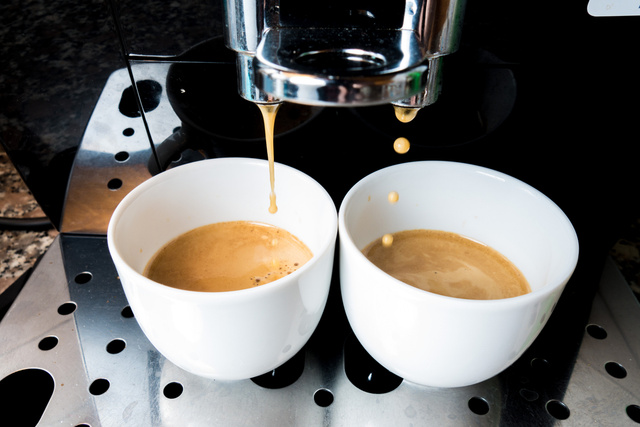 Prepare dois cafés de uma vez e faça cappuccinos cremosos nessa cafeteira com vaporizador pela metade do preço