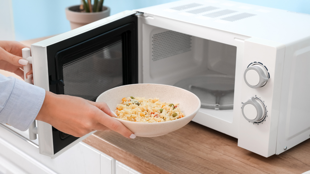 Pense duas vezes antes de reaquecer o arroz que sobrou de ontem: TudoGostoso explica o que pode acontecer