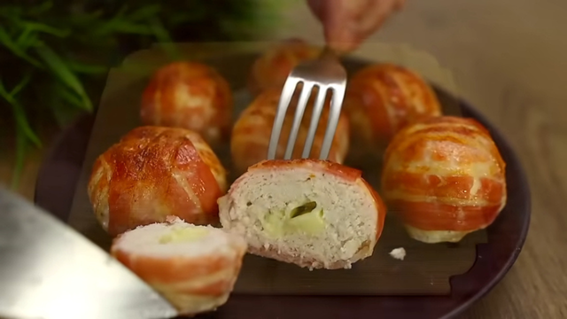 Bolinhos de frango com queijo e bacon crocante no forno. (créditos: reprodução/Youtube)