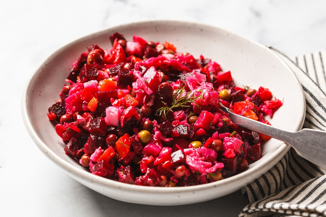 Desaparece da mesa em 2 minutos: nova salada de beterraba para o dia a dia com poucos ingredientes e rápida de fazer
