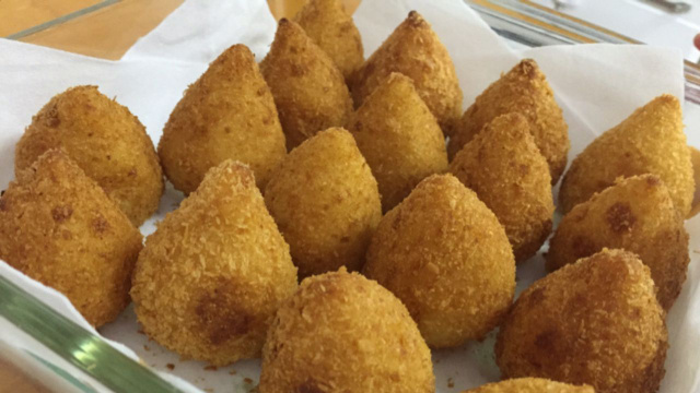 Fazer coxinha de frango virou rotina aqui em casa com essa receita do TudoGostoso: massa leve, fácil de preparar e recheio cremoso