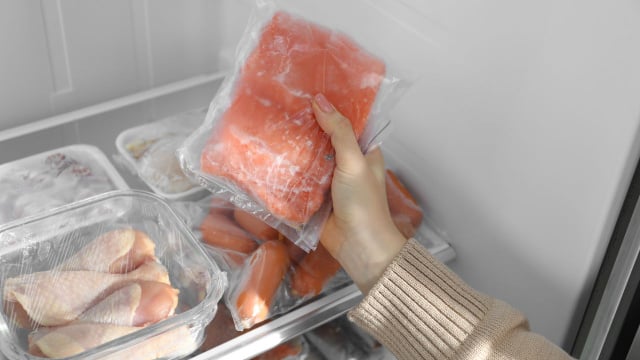 Use embalagens transparentes e próprias para o freezer ao congelar alimentos (Créditos: Shutterstock)