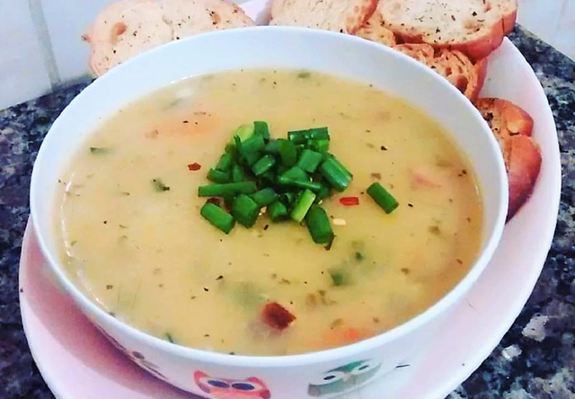 Caldo de mandioca SIMPLES para salvar os seus dias frios: receita fácil para você experimentar em casa!