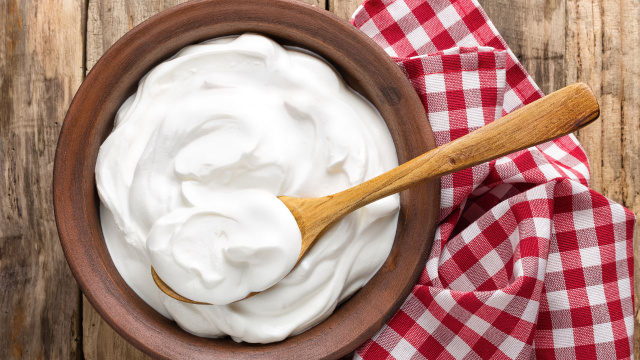 Você não vai acreditar: com 2 ingredientes eu fiz um iogurte grego melhor que o do mercado