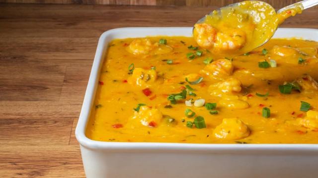  
Feita com camarão e tilápia, essa moqueca é uma receita de Páscoa na airfryer incrível (Créditos: TudoGostoso)
