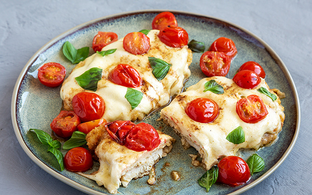 Chega de frango sem graça na frigideira: esse filé de frango caprese é suculento e muito fácil de fazer