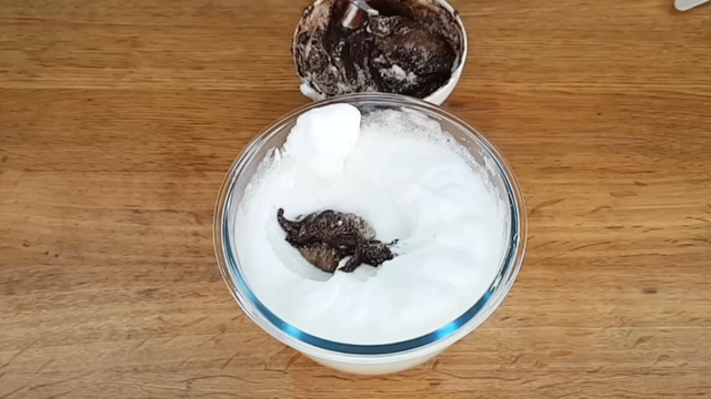 A mistura do chocolate com a gema nas claras em neve. (Créditos: Nutricionista Patrícia Leite/ reprodução YouTube)
