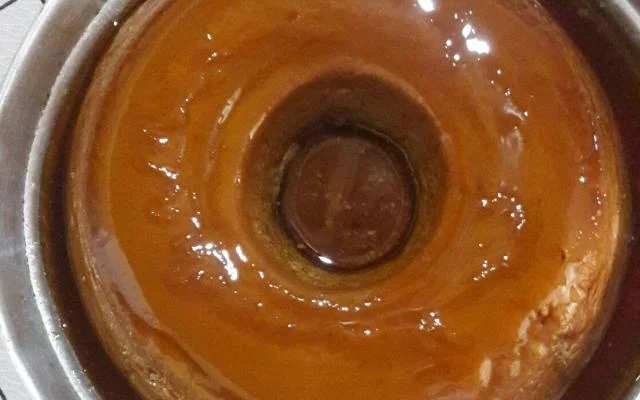 Bote café no pudim para ficar acordado até a hora dos fogos de artifício (Créditos: TudoGostoso/Cristina Aparecida Betasso)