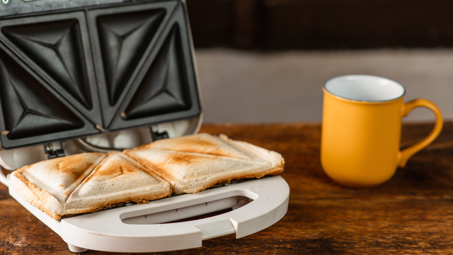 Esta é a sanduicheira que todo mundo está comprando e é perfeita para preparar o melhor misto-quente do mundo