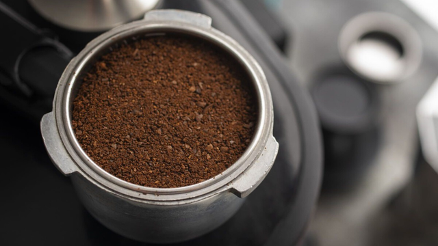 A borra de café é um resíduo muito problemático, mas há uma solução para mantê-la fora dos aterros sanitários: transformá-la em concreto