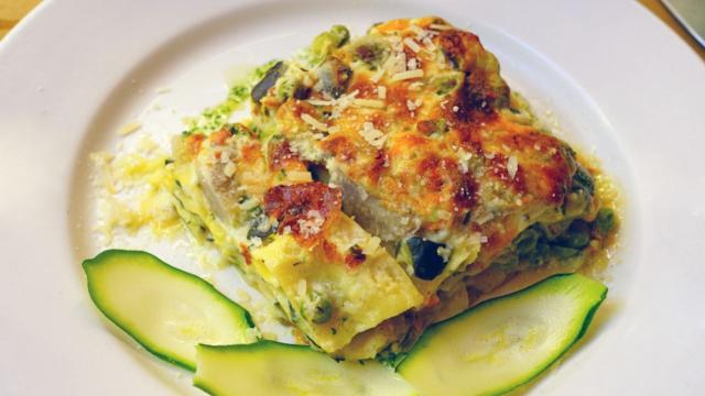 A lasanha à bolonhesa de abobrinha na airfryer é tão deliciosa quanto a tradicional (Créditos: TudoGostoso)