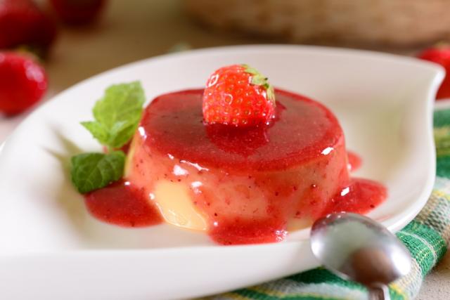 Flan de iogurte com calda de morango é incrível! (Créditos: Shutterstock)