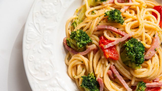 Ao fazer macarrão, vá além do molho e inclua legumes, verduras e proteínas ao preparo (Créditos: Shutterstock)
