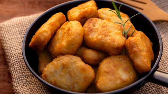Essa receita de nugget caseiro e saudável é ideal para evitar ultraprocessados com as crianças: crocante e fica pronto em 20 minutos na air fryer