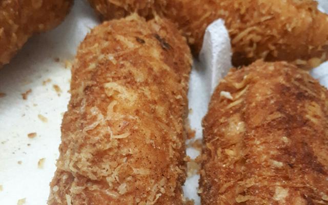 O cigarrete é um salgado frito feito com uma massa levemente adocicada (Créditos: Maiara Oliveira/TudoGostoso)