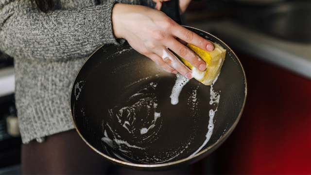 A limpeza da panela deve ser feita da forma correta. (Créditos: Shutterstock)