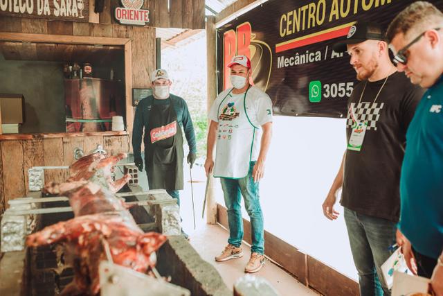 Interessados em assar sua própria carne podem comprar o porco in natura para assar nos estandes. (Foto: Divulgação/Prefeitura de Toledo)