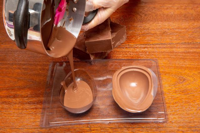 Essa é a dica de ouro para deixar o chocolate dos ovos de Páscoa com muito brilho e sem rachaduras!