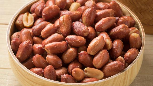 O amendoim salgado só precisa de três ingredientes para ser preparado (Créditos: Shutterstock)