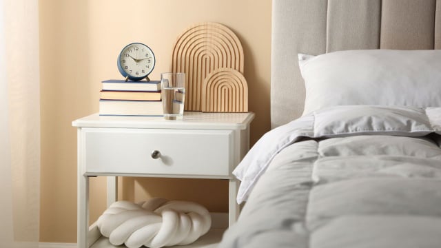 Adeus, mesa de cabeceira: a solução elegante preferida pelos arquitetos para deixar o quarto sofisticado, organizado e funcional