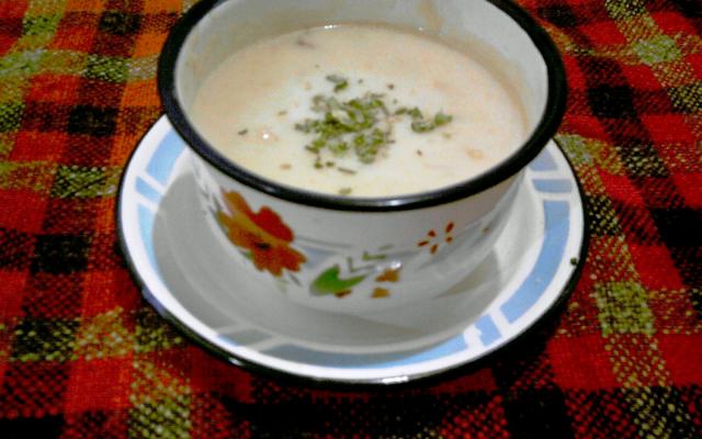 O nome pode até causar estranheza, mas o sabor não deixa dúvidas: a sopa de cebola é deliciosa (Créditos: Mirian/TudoGostoso)