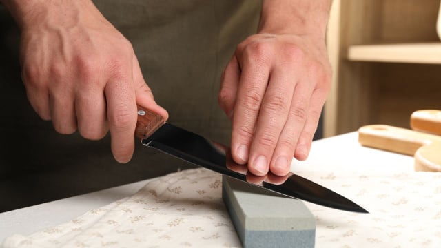 Afiar a faca com muita força ou no ângulo inadequado pode mais atrapalhar do que ajudar (Créditos: Shutterstock)
