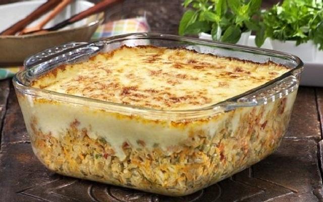 Esse arroz de forno é preparo em etapas e camadas (Créditos: TudoGostoso)