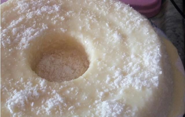 Esse bolo de tapioca não vai ao forno e você consegue preparar rapidinho de tarde (Créditos: TudoGostoso/Suellen Cristina)