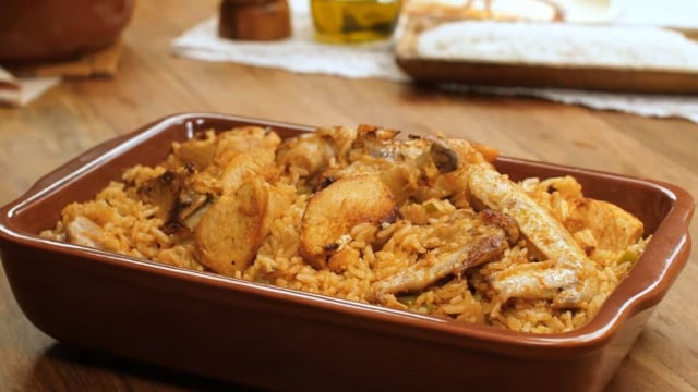 Galinhada não precisa de muitos ingredientes e todo o preparo é feito em uma panela só (Créditos: TudoGostoso)