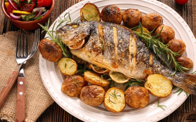 Esse é sem erro! Tambaqui no forno para um almoço delicioso.