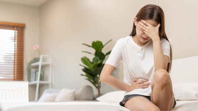 Entre os benefícios do gengibre estão sua ação anti-inflamatória e analgésica, que vão auxiliar no desconforto das cólicas menstruais. (Crédito: Shutterstock)