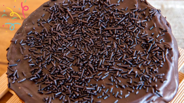 Bolo de aniversário fácil, chocolatudo, suculento e bem molhadinho: é a melhor receita, todo mundo me pede pra fazer!