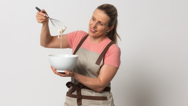 Siga o passo a passo para aprenda a fazer um bolo fofinho, aromático e delicioso em casa (Créditos: Eline Prando/Mel & Pimenta)