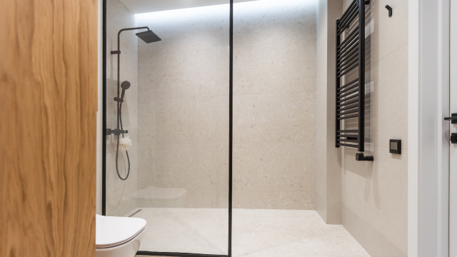 Se quiser entrar e sair da área molhada do banheiro com mais facilidade, instale o box aberto (Créditos: Shutterstock)